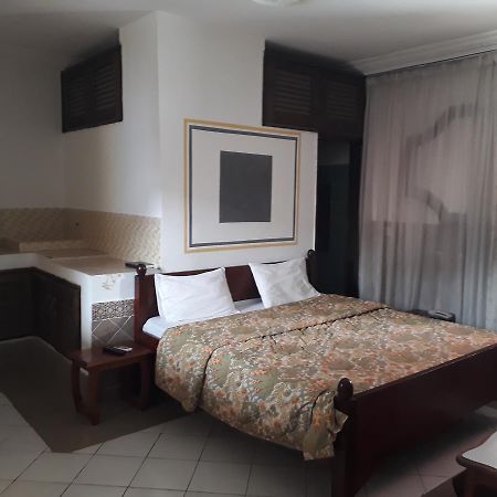 Hotel Residence Seven 7 Абиджан Экстерьер фото
